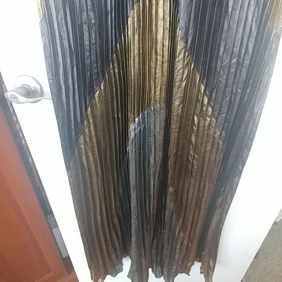 BCBG Metallic Color-blocked Pleated Gown - Picture 3 of 8